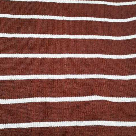 saia midi de tricot listrada canelada com fenda do lado saia listrada